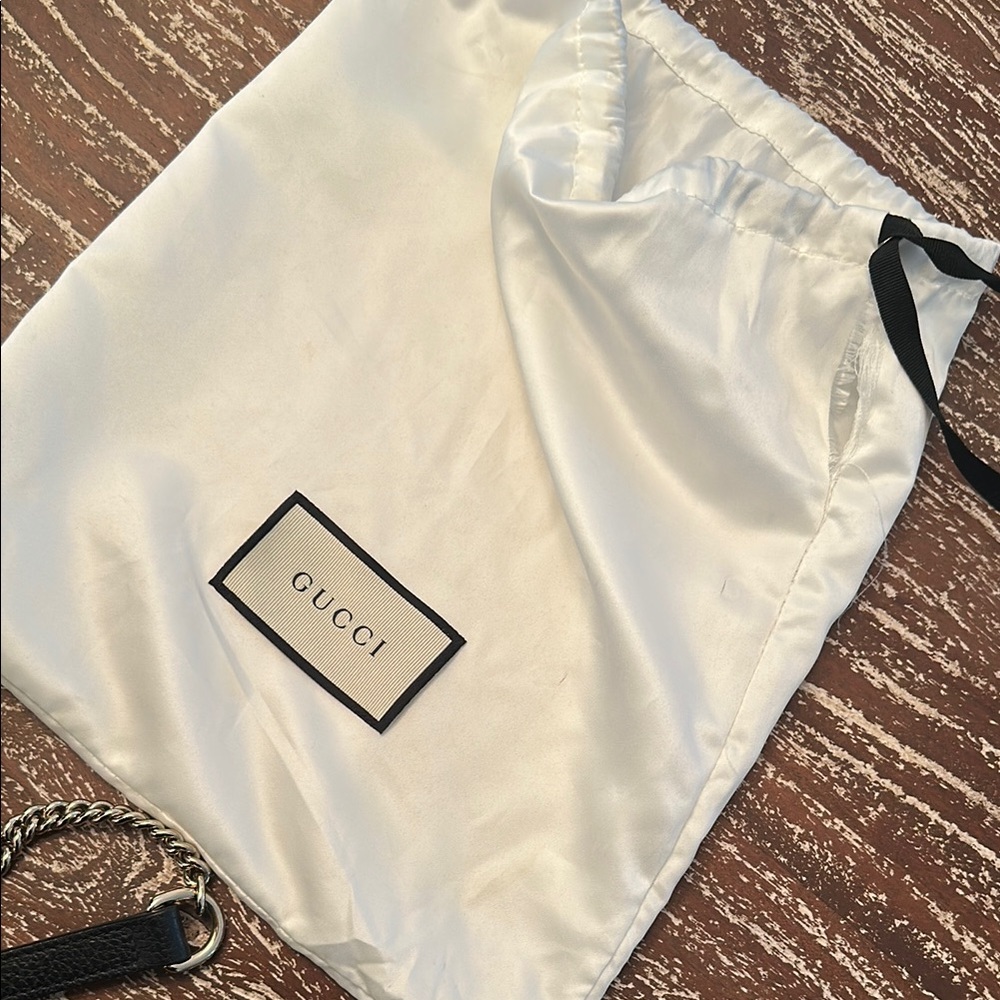 Gucci Black Crossbody Bag with Chain Strap and Iconic Logo - Picture 10 of 12
